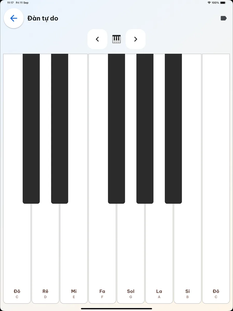 Bàn phím piano trên iPad, mỗi phím ghi Đô Rê Mi kèm ký hiệu C D E